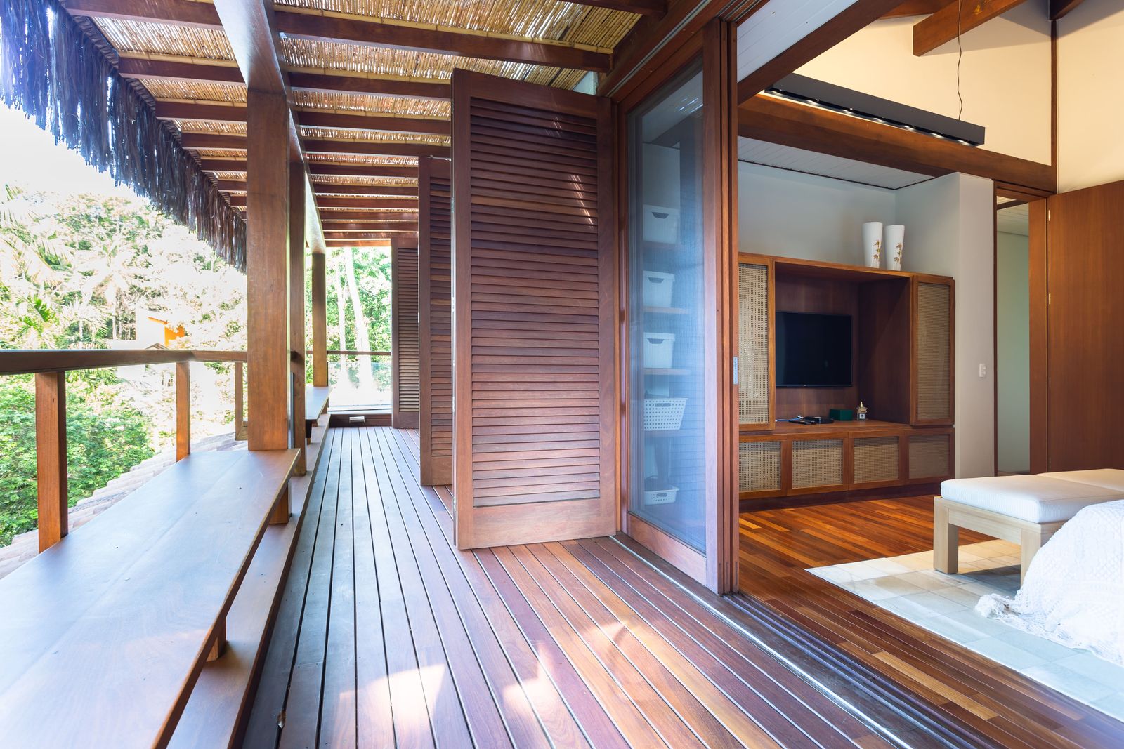 Living com esquadrias panorâmicas e integração com a natureza – Casa 777