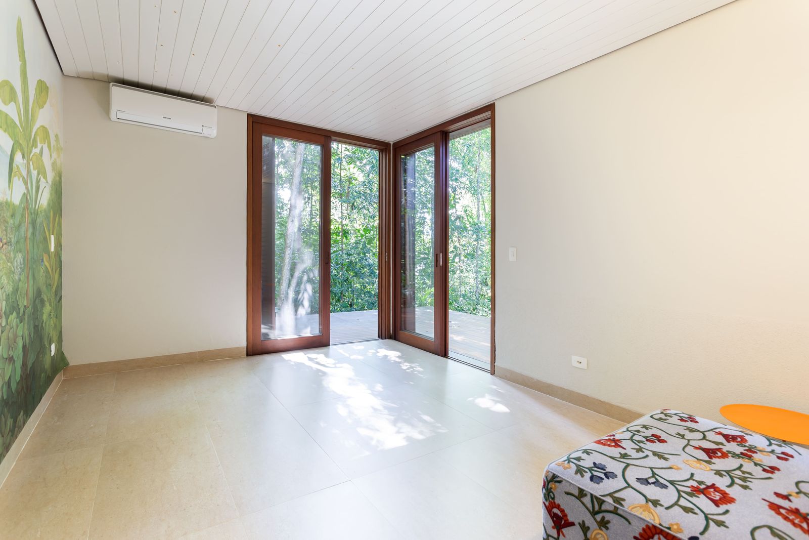 Suíte com forro em madeira e vista para jardim – Casa 777