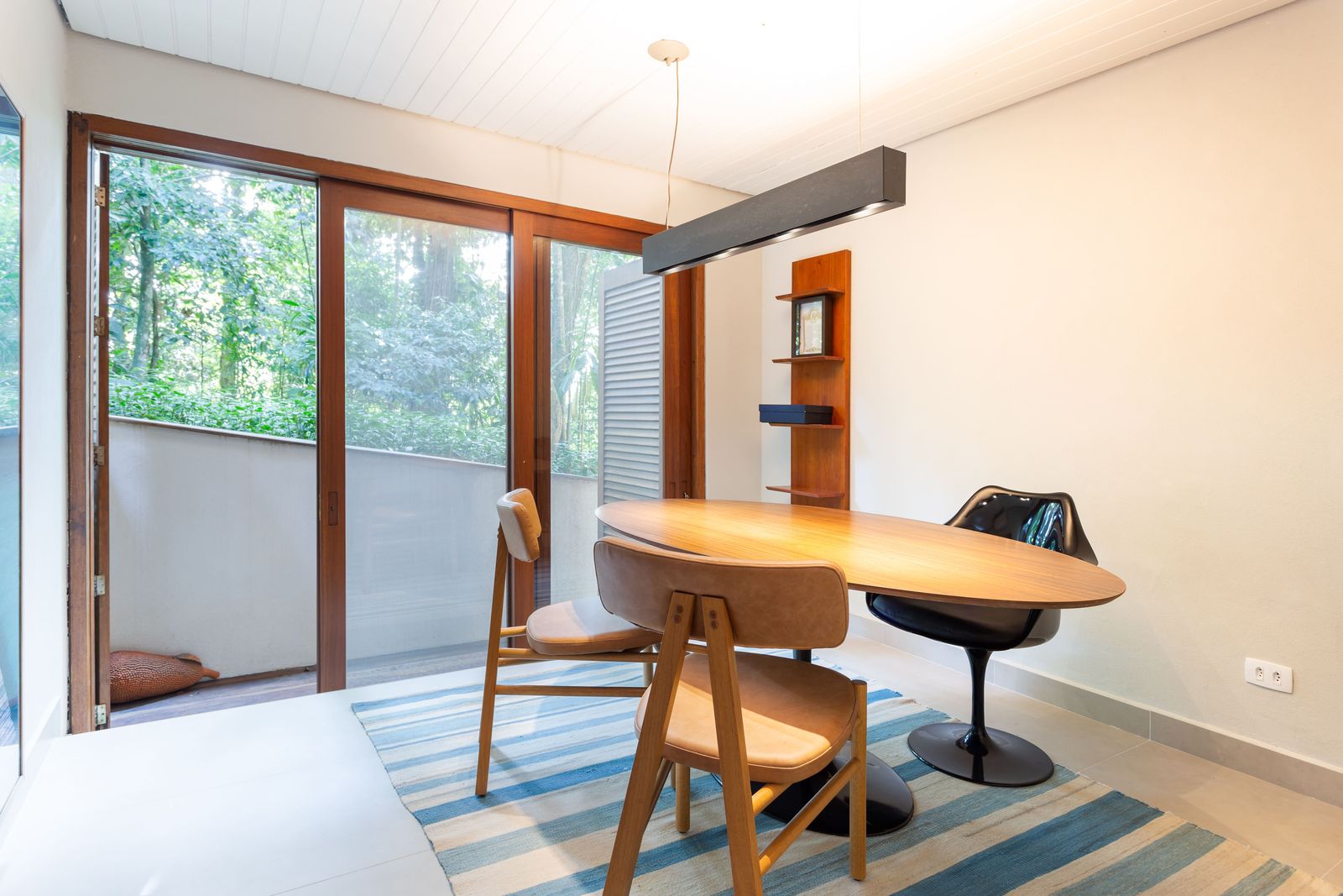 Quarto decorado com painel artístico e iluminação focal – Casa 777
