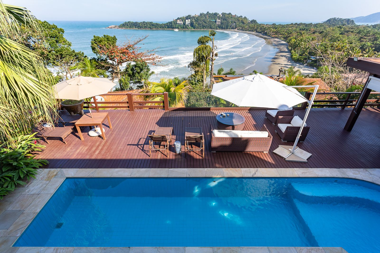 Piscina com deck em madeira e vista panorâmica – Casa 697