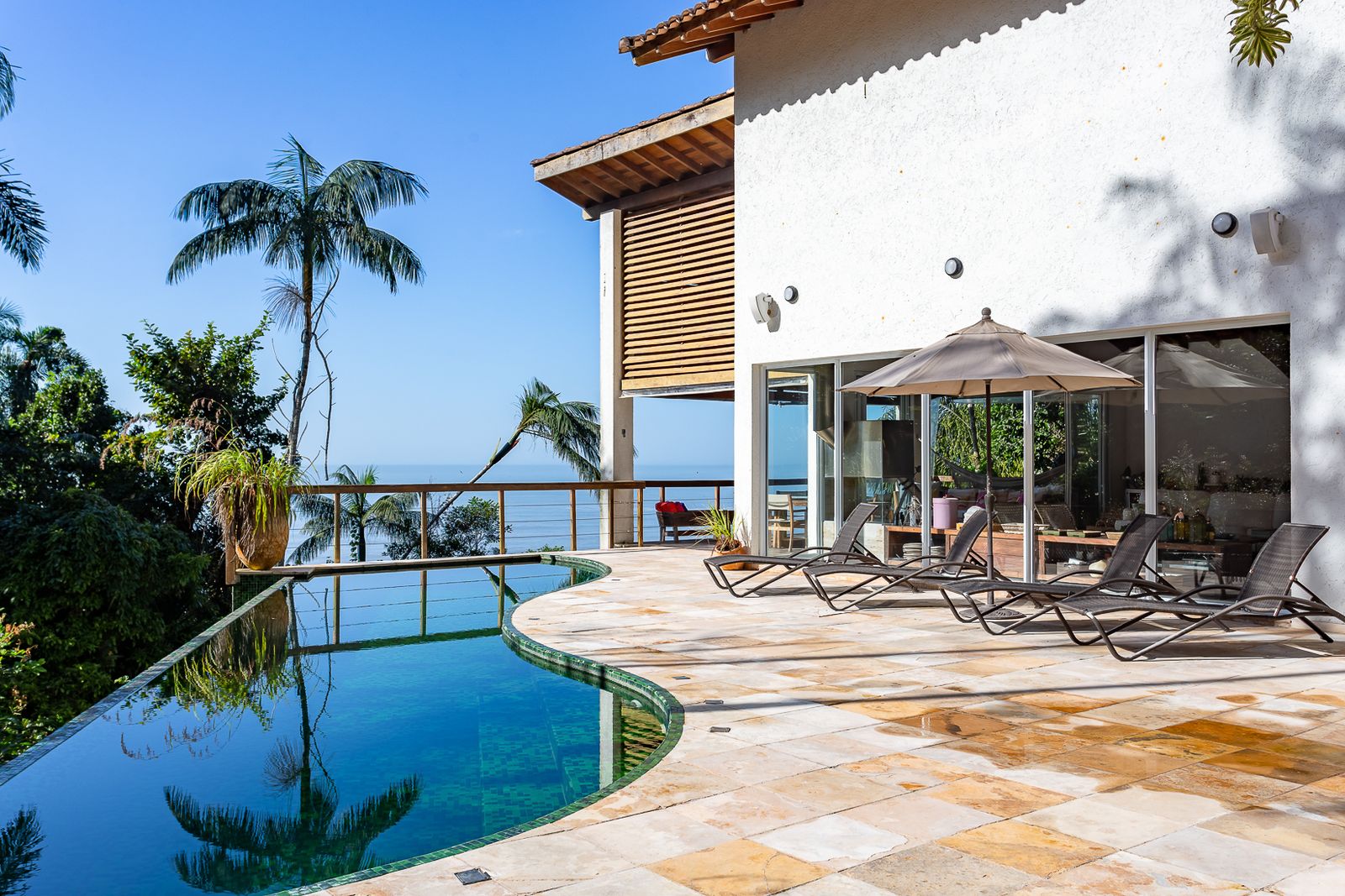 Piscina de borda infinita com vista para o mar – Casa 679