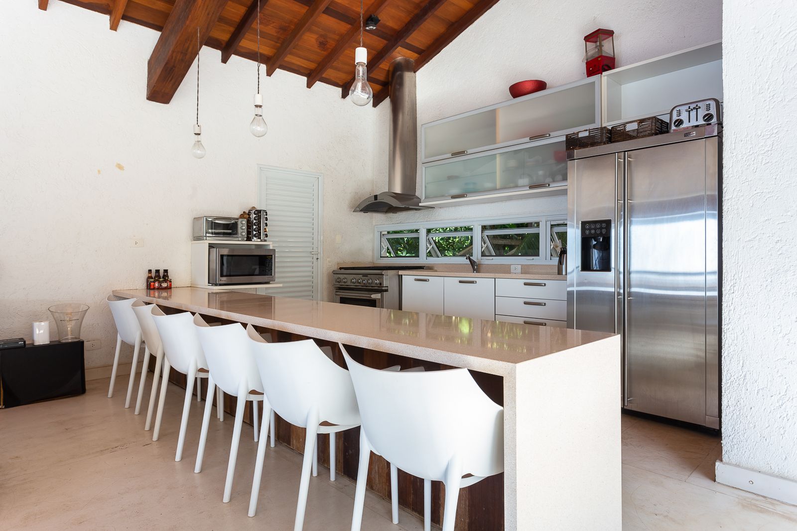 Fachada com piscina, terraços e integração com paisagem – Casa 679