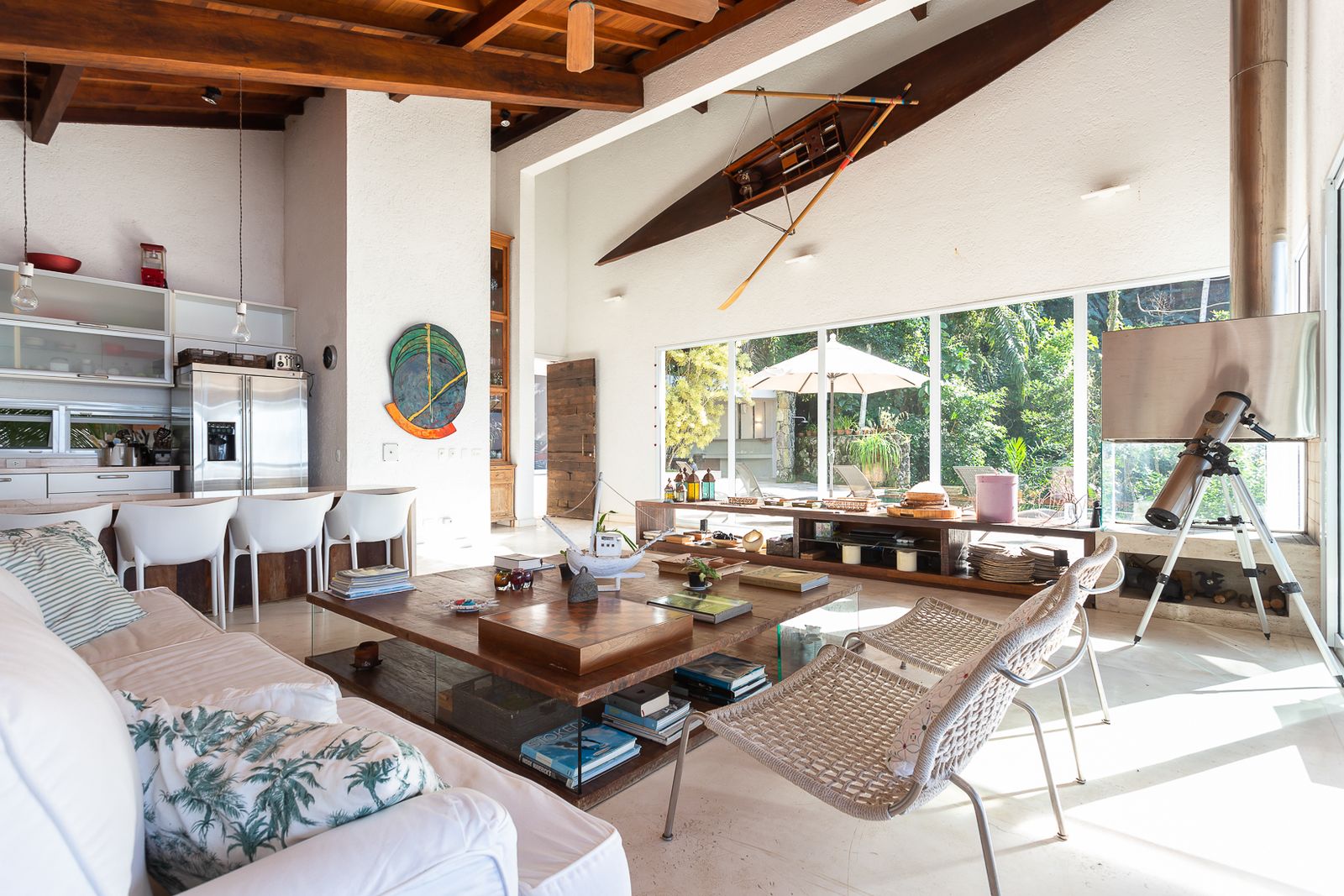 Fachada posterior com piscina e terraço em pedra – Casa 679