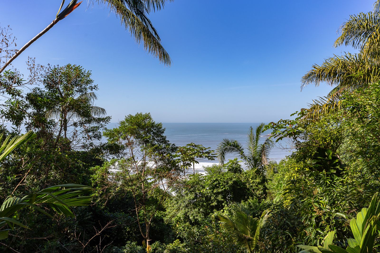 Deck em pedra natural com vista privilegiada – Casa 679