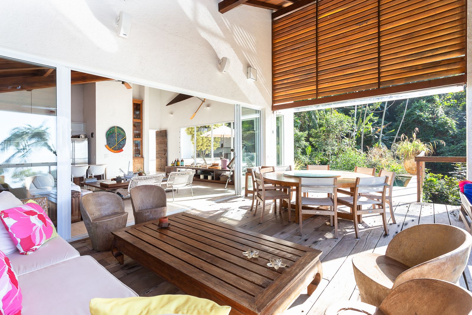 Terraço coberto integrado ao living e jardim – Casa 679