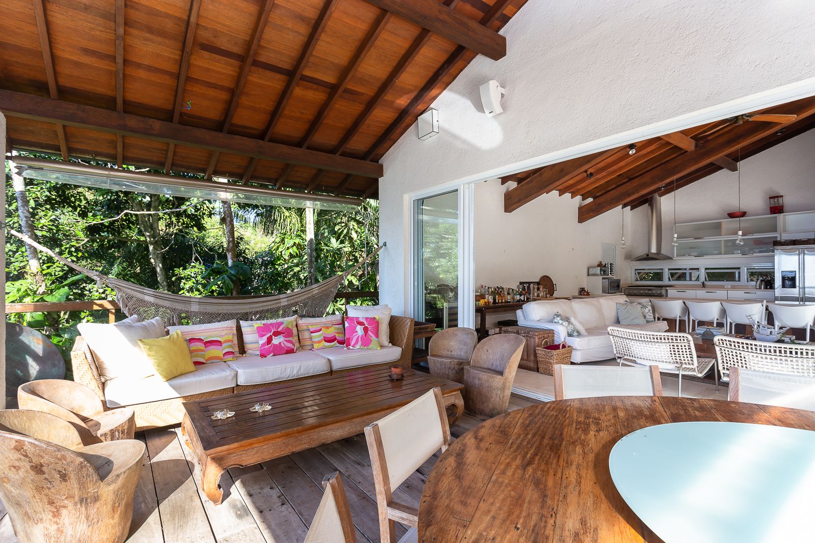 Terraço coberto com forro em madeira e vista ampla – Casa 679