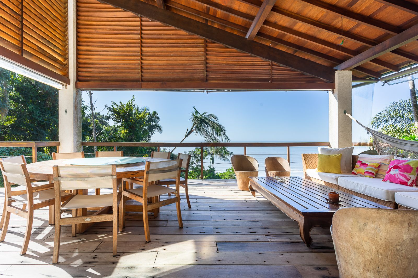 Terraço sombreado com rede e vista para o mar – Casa 679