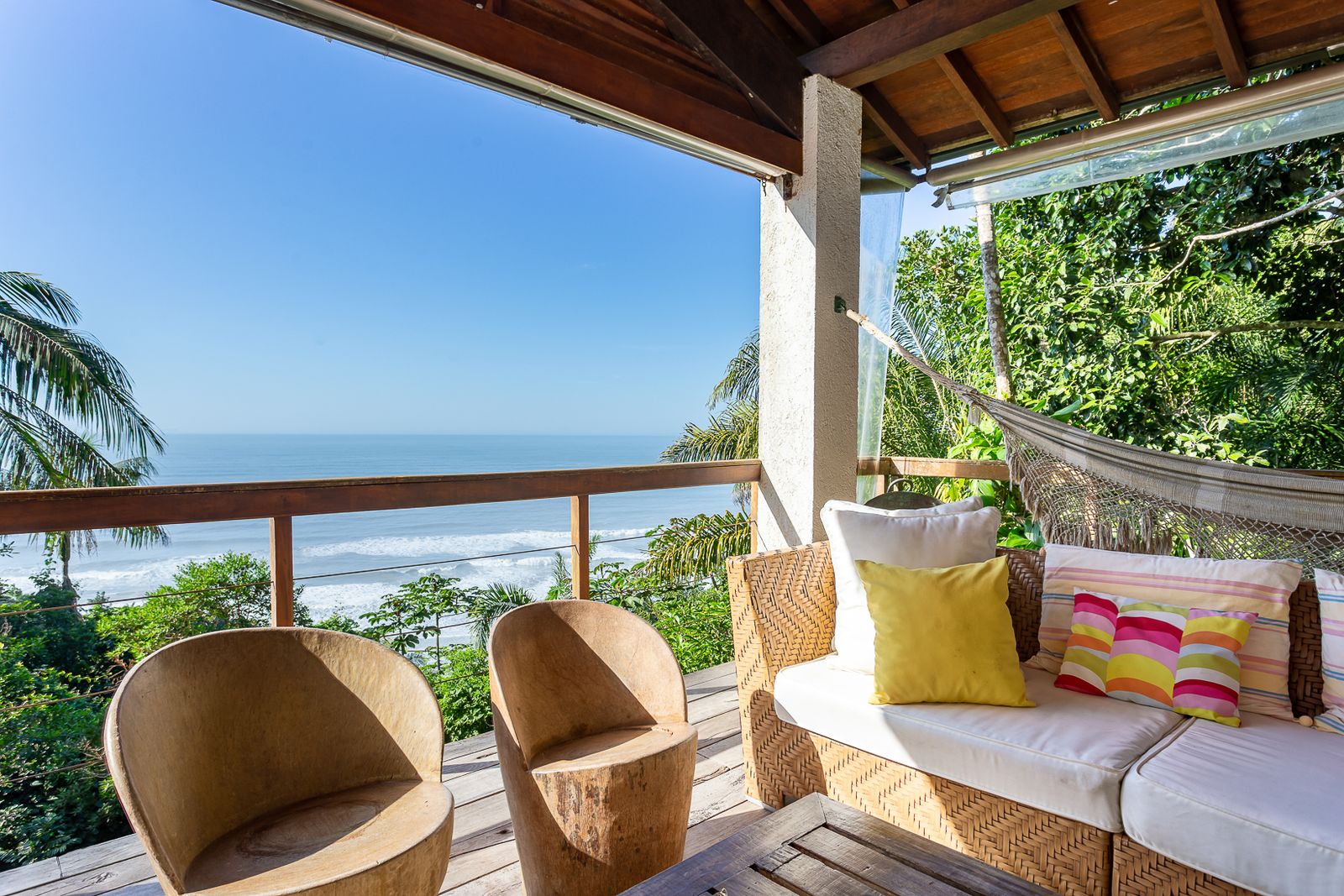 Deck privativo com espreguiçadeiras voltadas para a mata – Casa 679