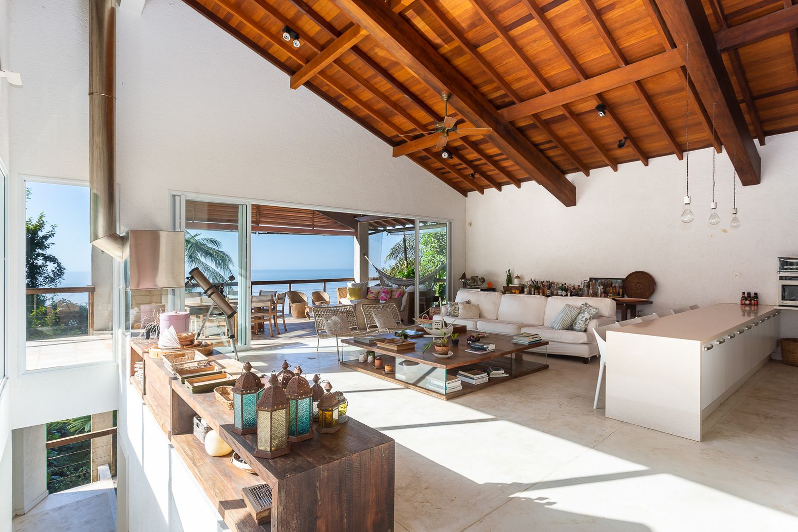 Estar íntimo com sofá laranja e arte contemporânea – Casa 679