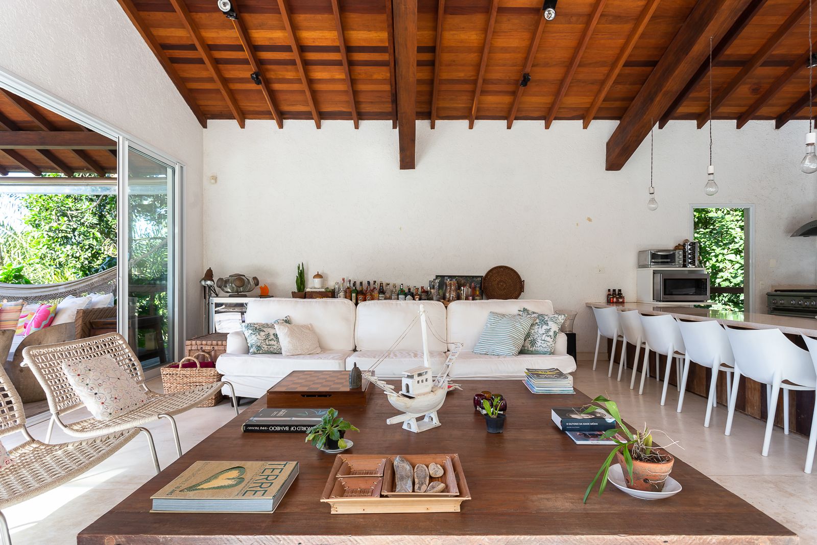 Pátio interno com vegetação integrada à arquitetura – Casa 679