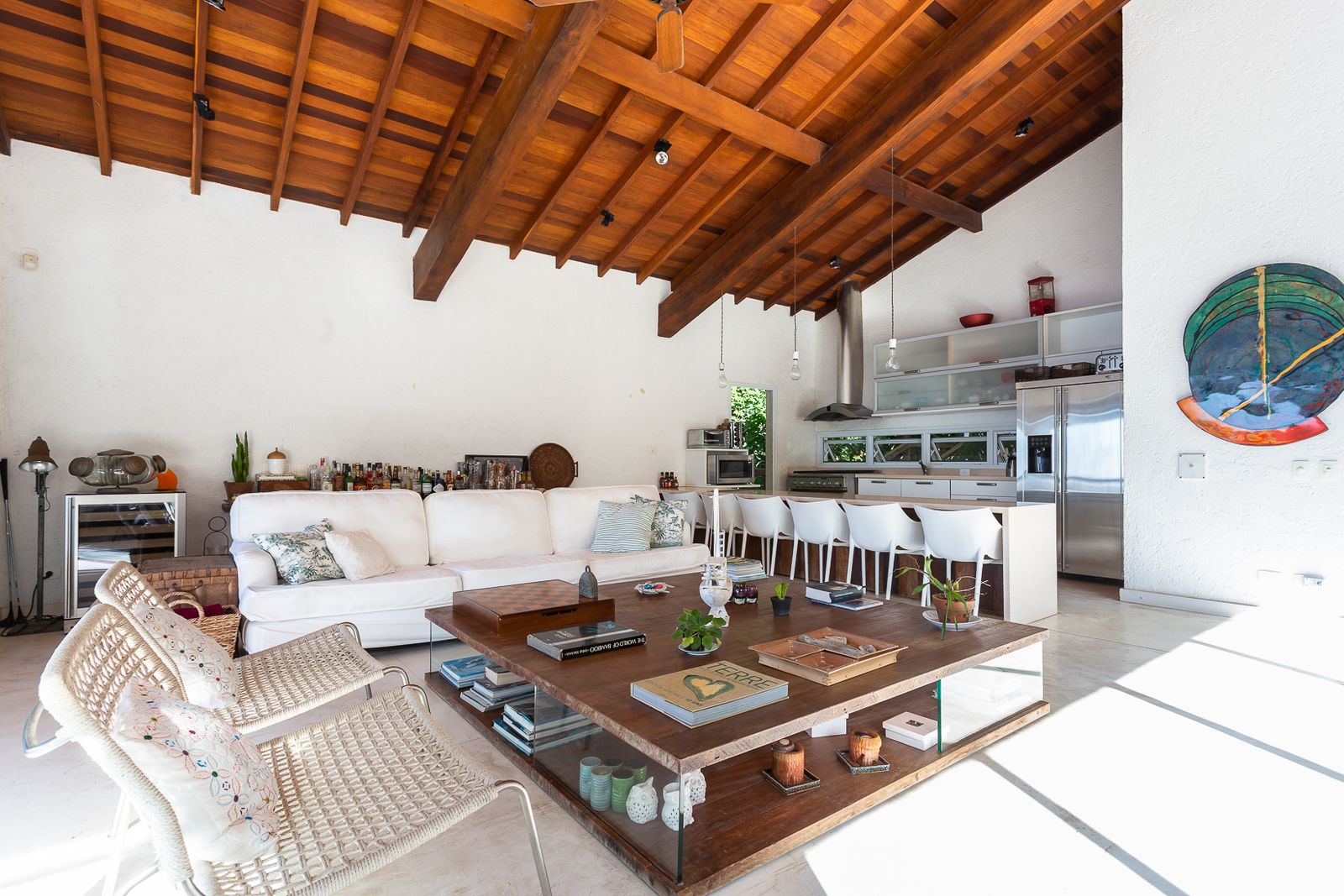 Pátio coberto com espreguiçadeiras e jardim vertical – Casa 679
