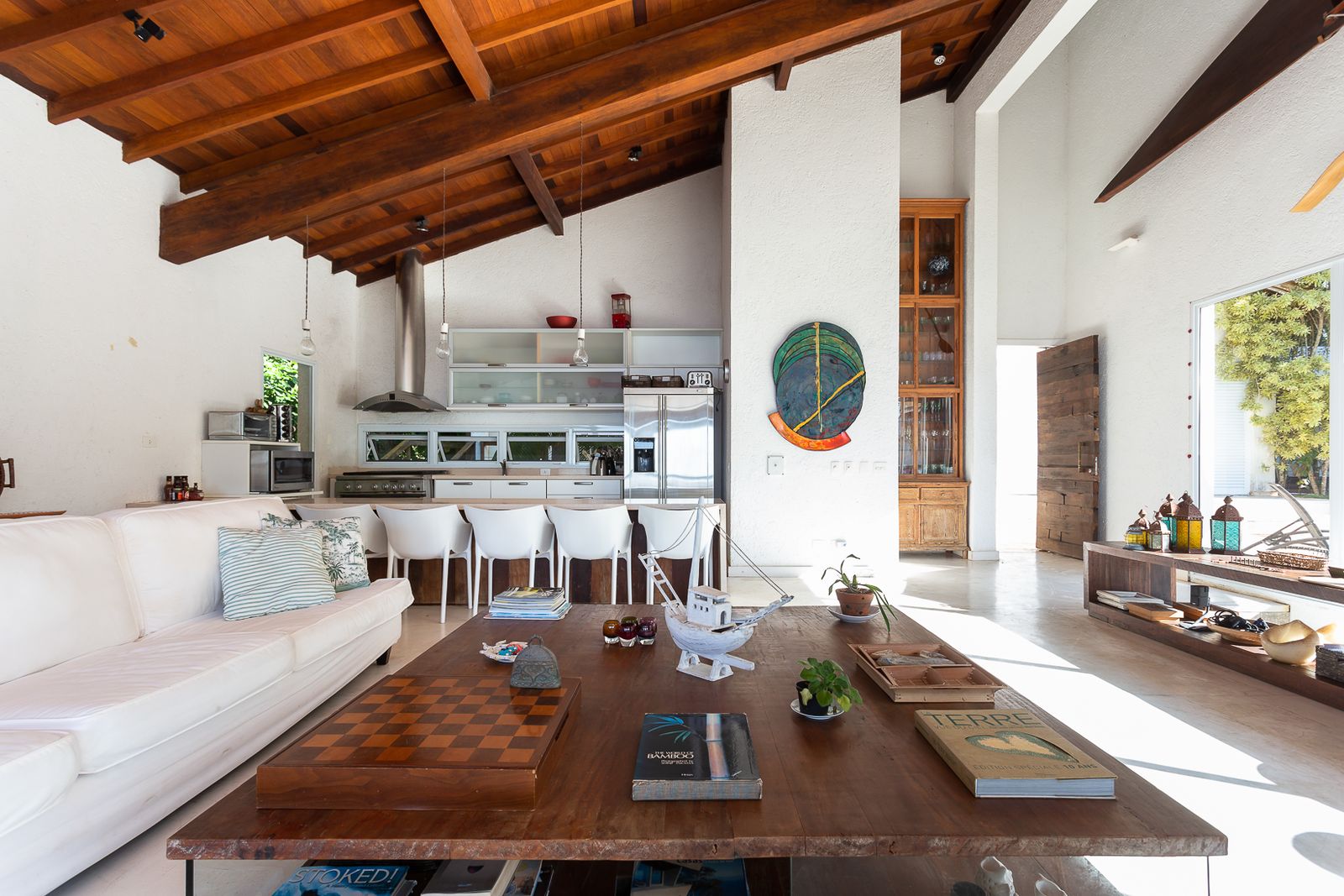 Sala de pé-direito duplo com vista panorâmica – Casa 679