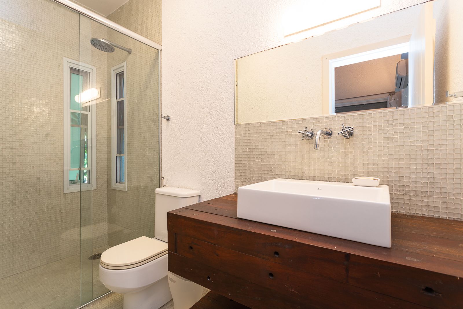 Suíte com detalhes em madeira e tons suaves – Casa 679