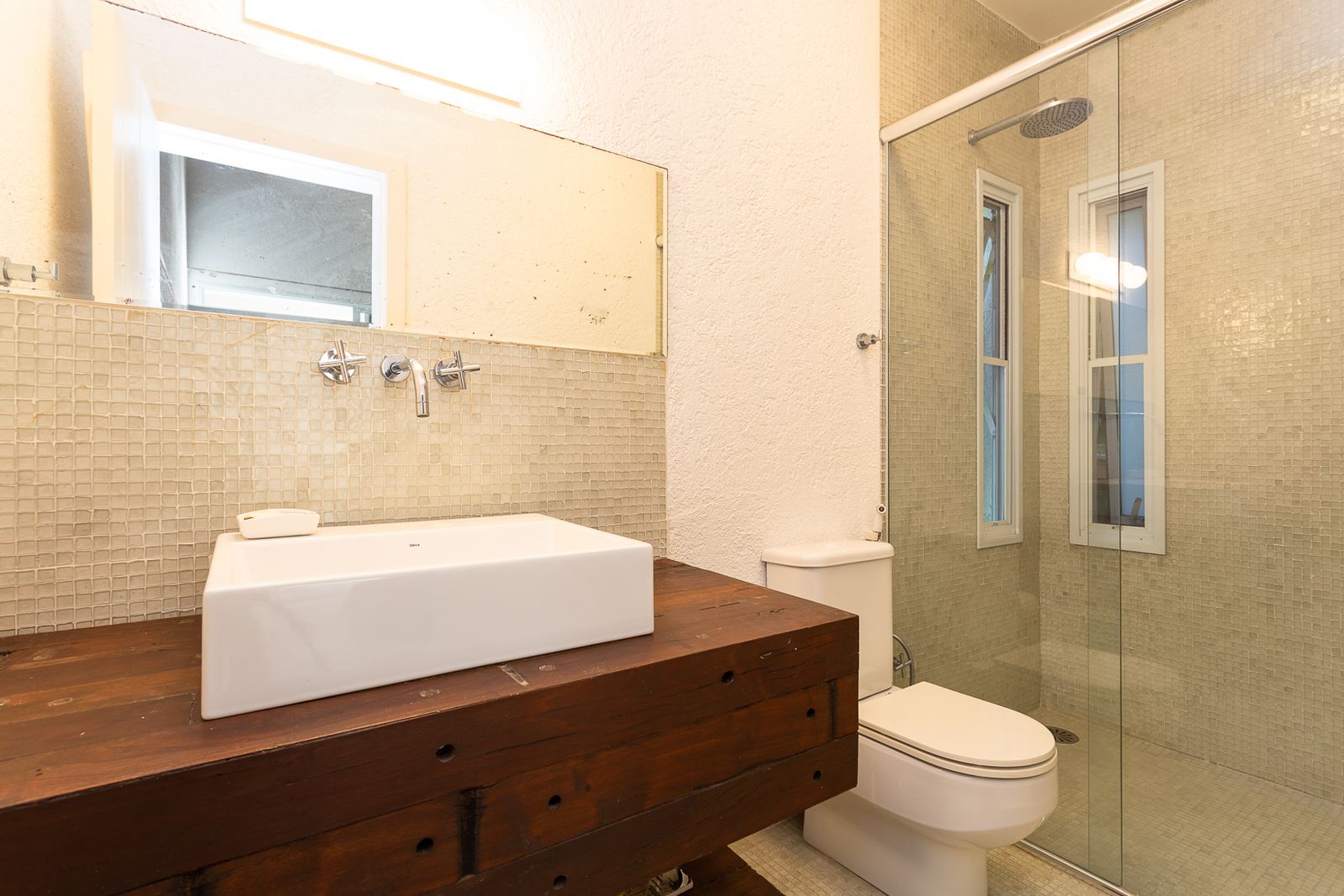 Quarto amplo com espelho rústico e tons terrosos – Casa 679