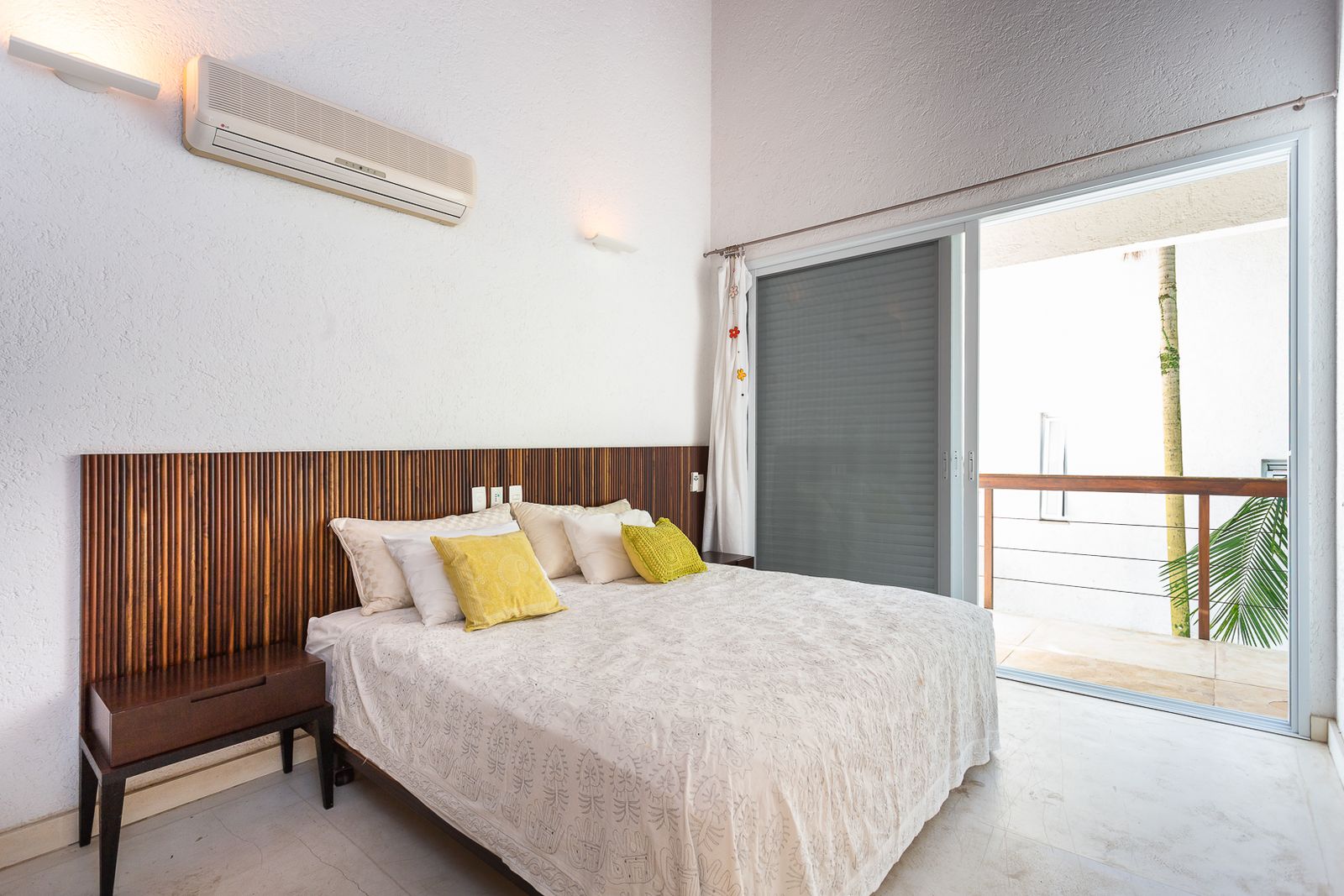 Dormitório infantil com nichos decorativos em madeira – Casa 679