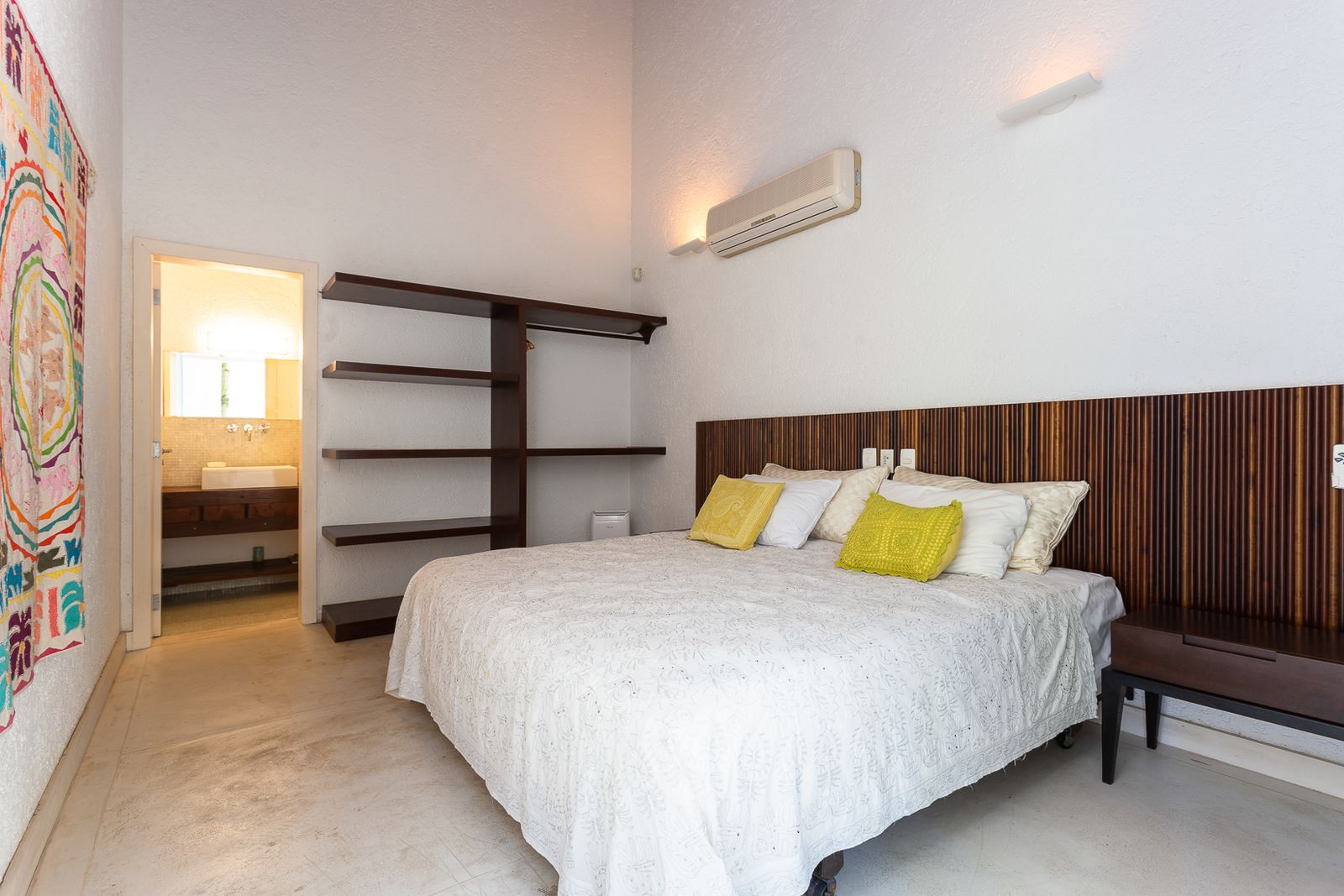 Quarto com barco decorativo e tapete listrado – Casa 679