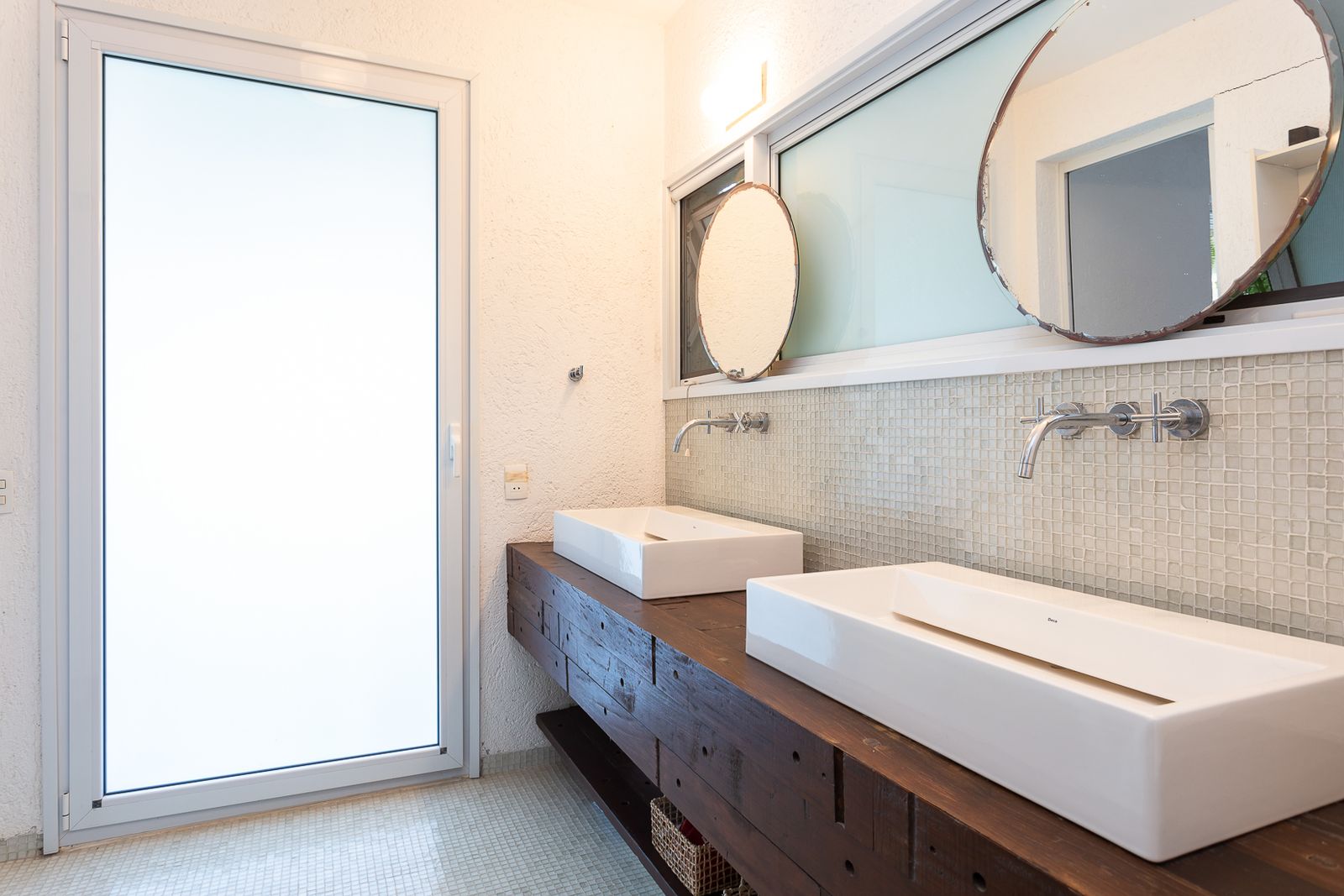 Suíte com acabamento claro e iluminação indireta – Casa 679