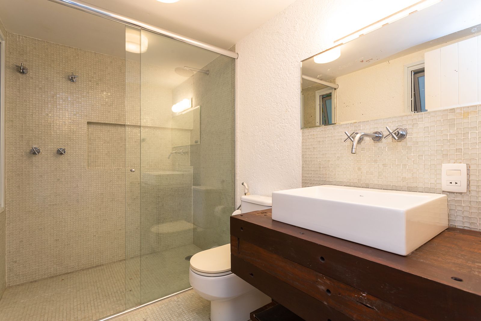 Detalhe do relógio decorativo sobre estante de madeira – Casa 679
