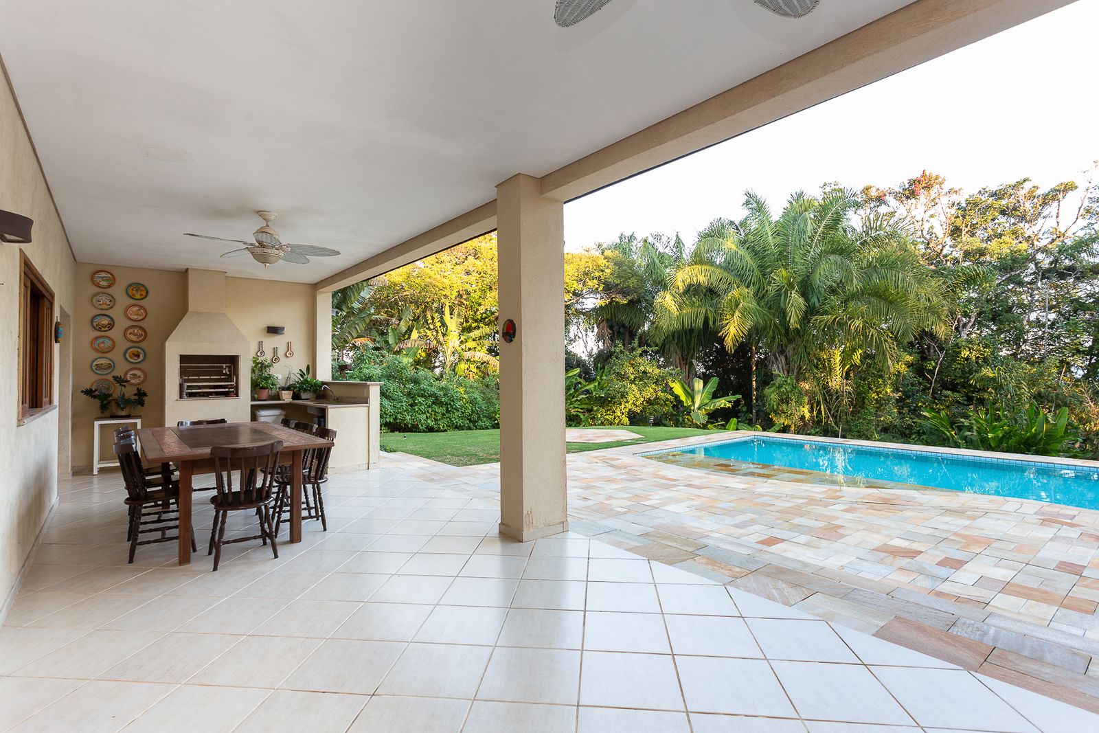 Piscina com deck em pedra natural e paisagismo – Casa 683