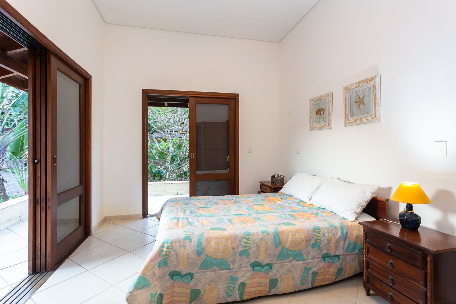 Espaço gourmet com vista para piscina e natureza – Casa 683