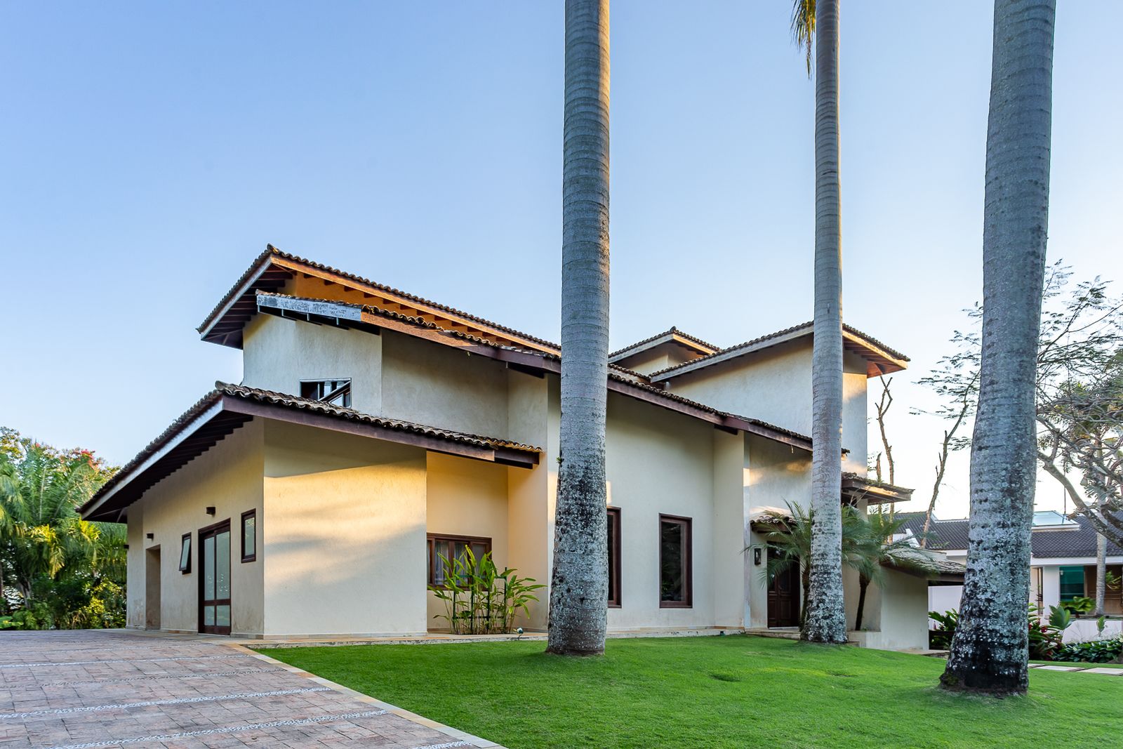 Espaço social integrado com mezanino e escada em madeira – Casa 683