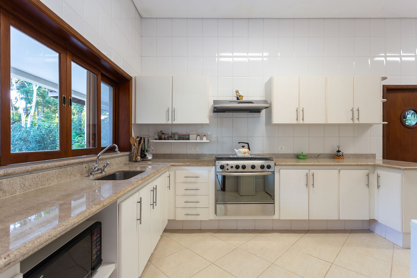 Área gourmet coberta com churrasqueira e mesa – Casa 683