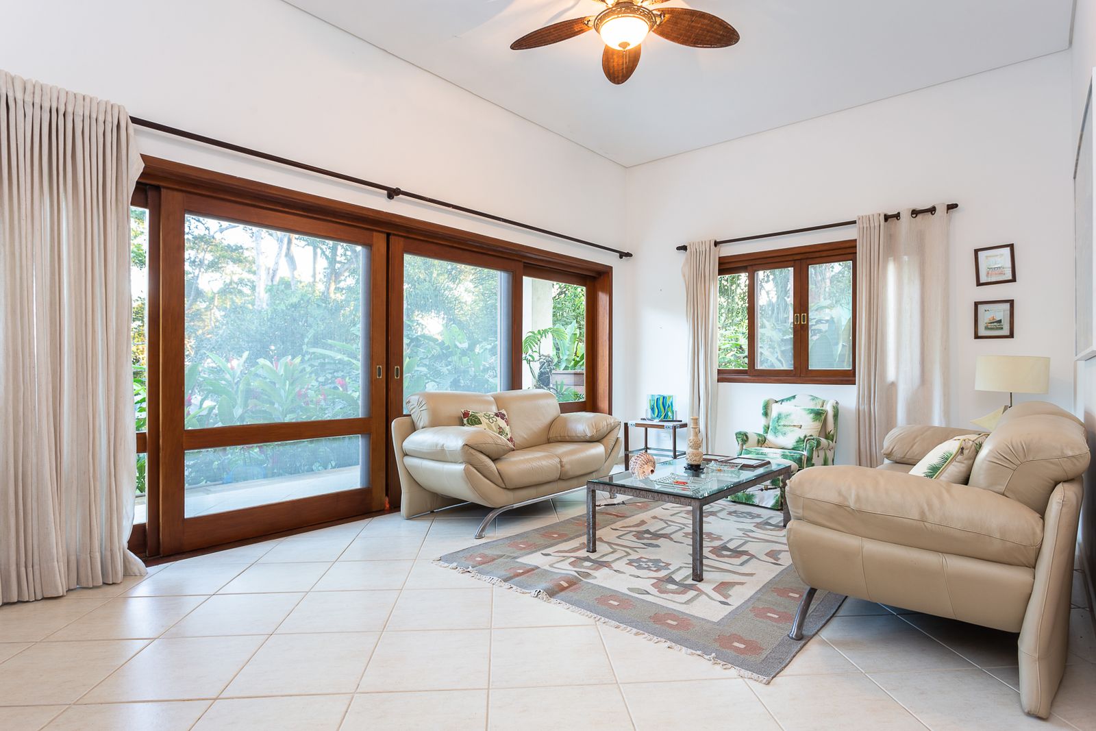 Espaço gourmet integrado à área de lazer – Casa 683