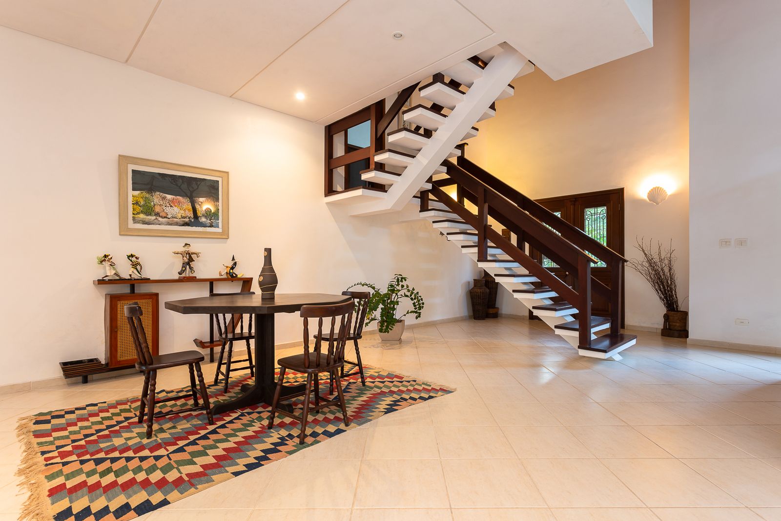 Sala de estar ampla com pé-direito duplo – Casa 683