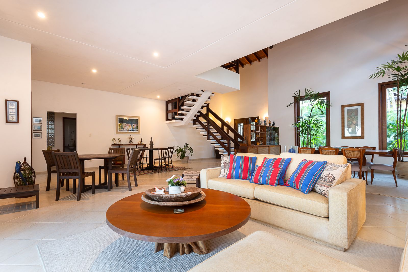 Ambiente de estar com forro de madeira – Casa 683