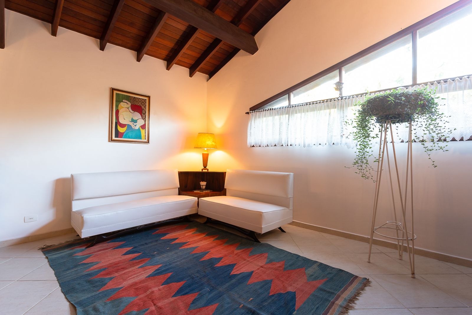 Banheiro com bancada ampla e box em vidro – Casa 683