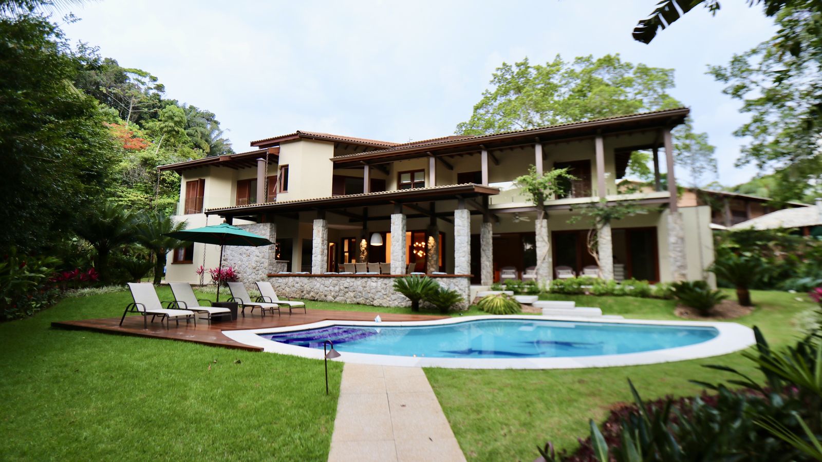 Deck com árvores preservadas e vista interna – Casa 706