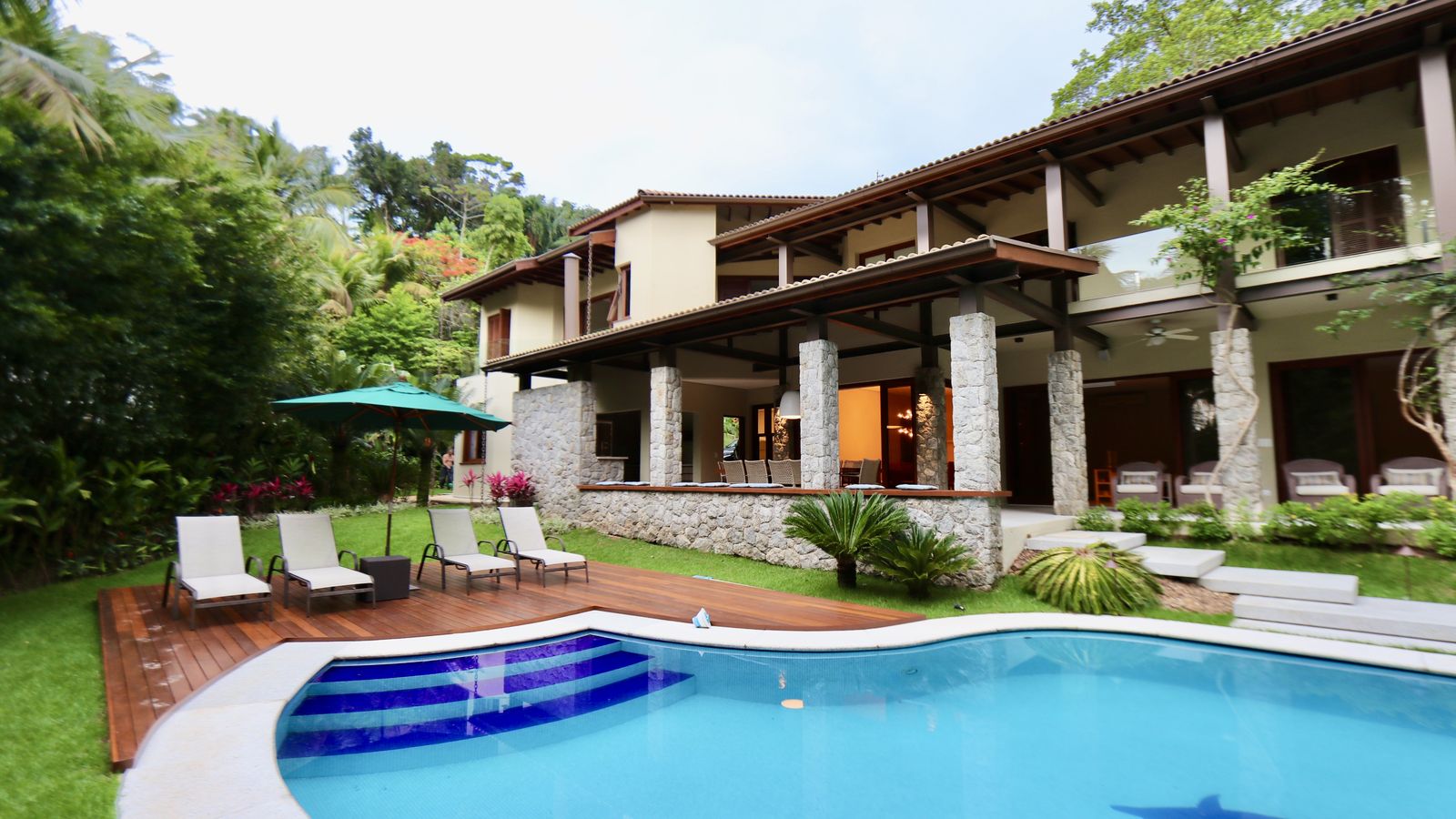 Integração perfeita entre arquitetura e vegetação nativa – Casa 706
