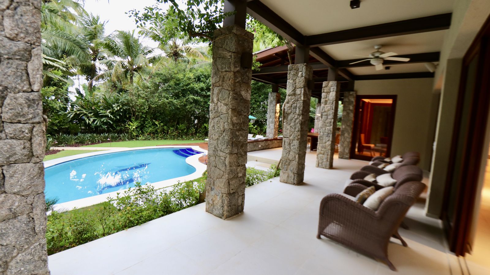 Varanda com mesa de jantar e integração com jardim – Casa 706