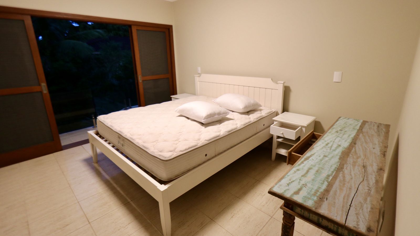 Piscina integrada ao jardim tropical exuberante – Casa 706