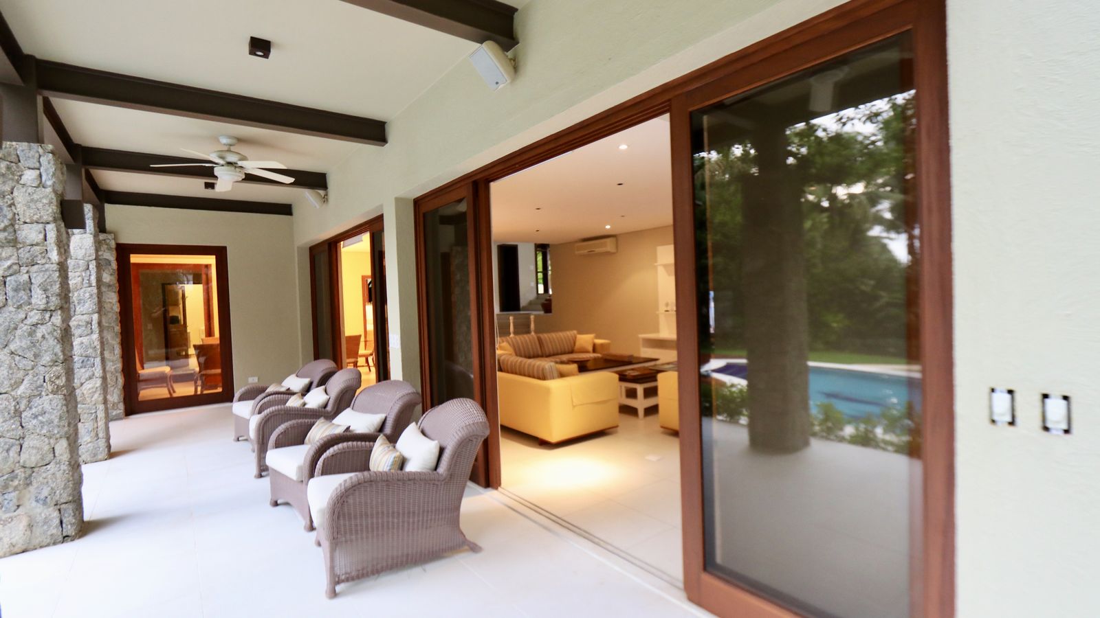 Espaço gourmet com pilares em pedra e cobertura em madeira – Casa 706