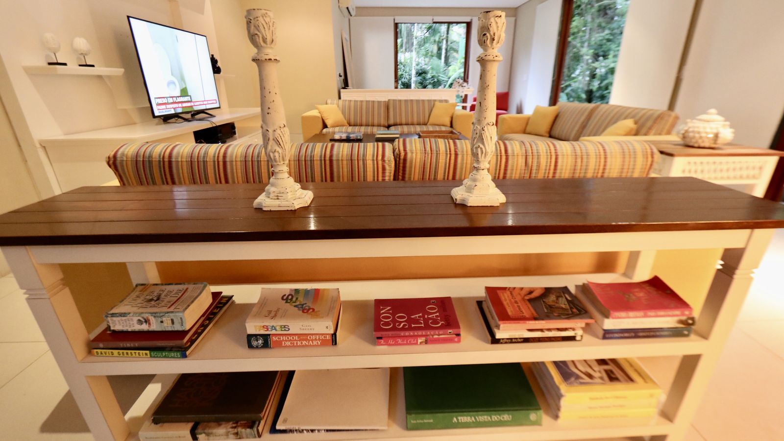 Sala de estar integrada com decoração náutica – Casa 706