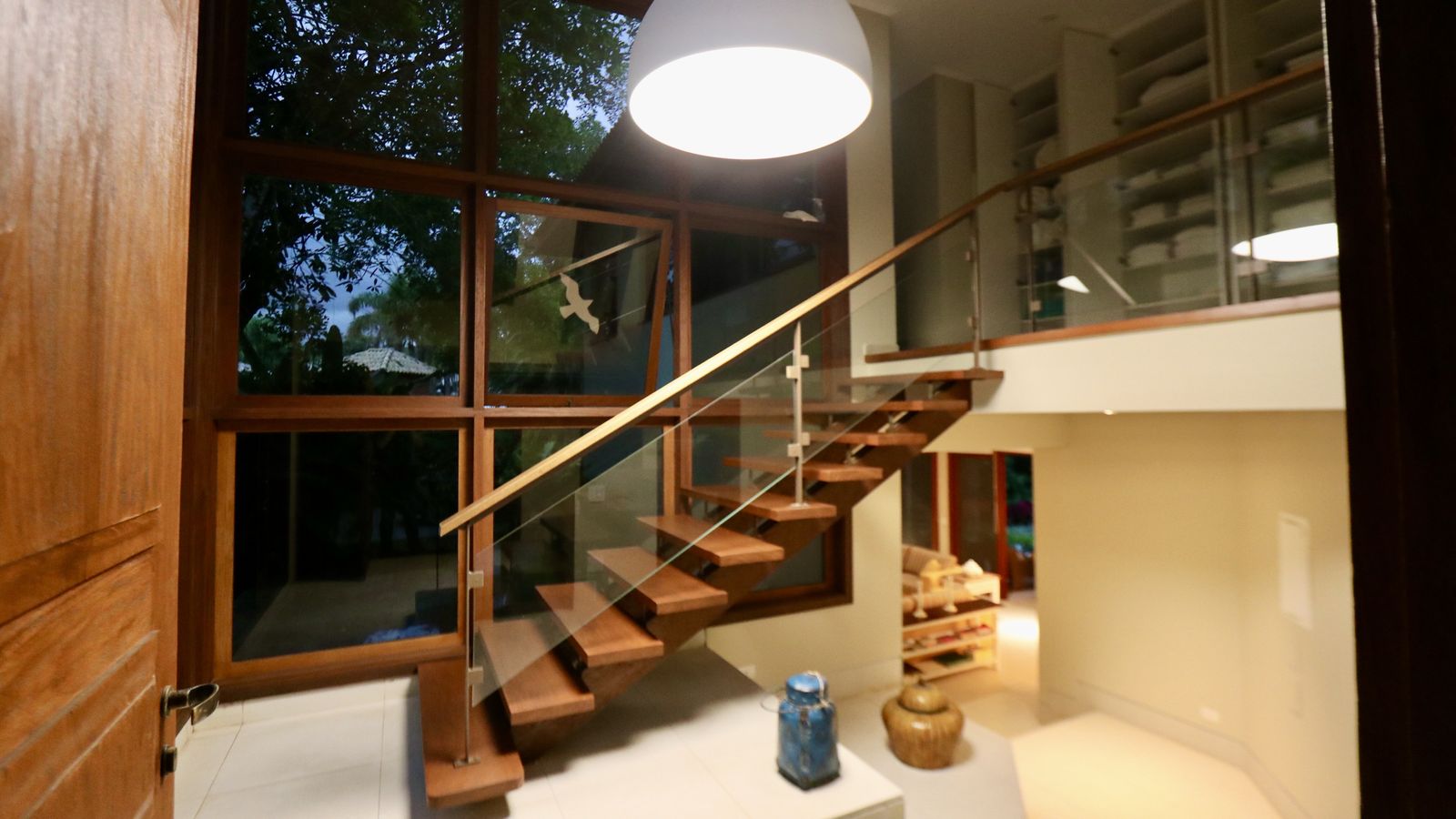 Área de apoio com armários planejados e mesa integrada – Casa 706