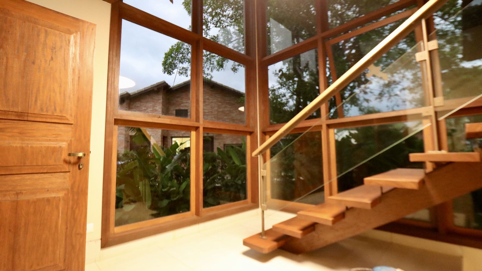 Quarto com duas camas e acesso à varanda – Casa 706