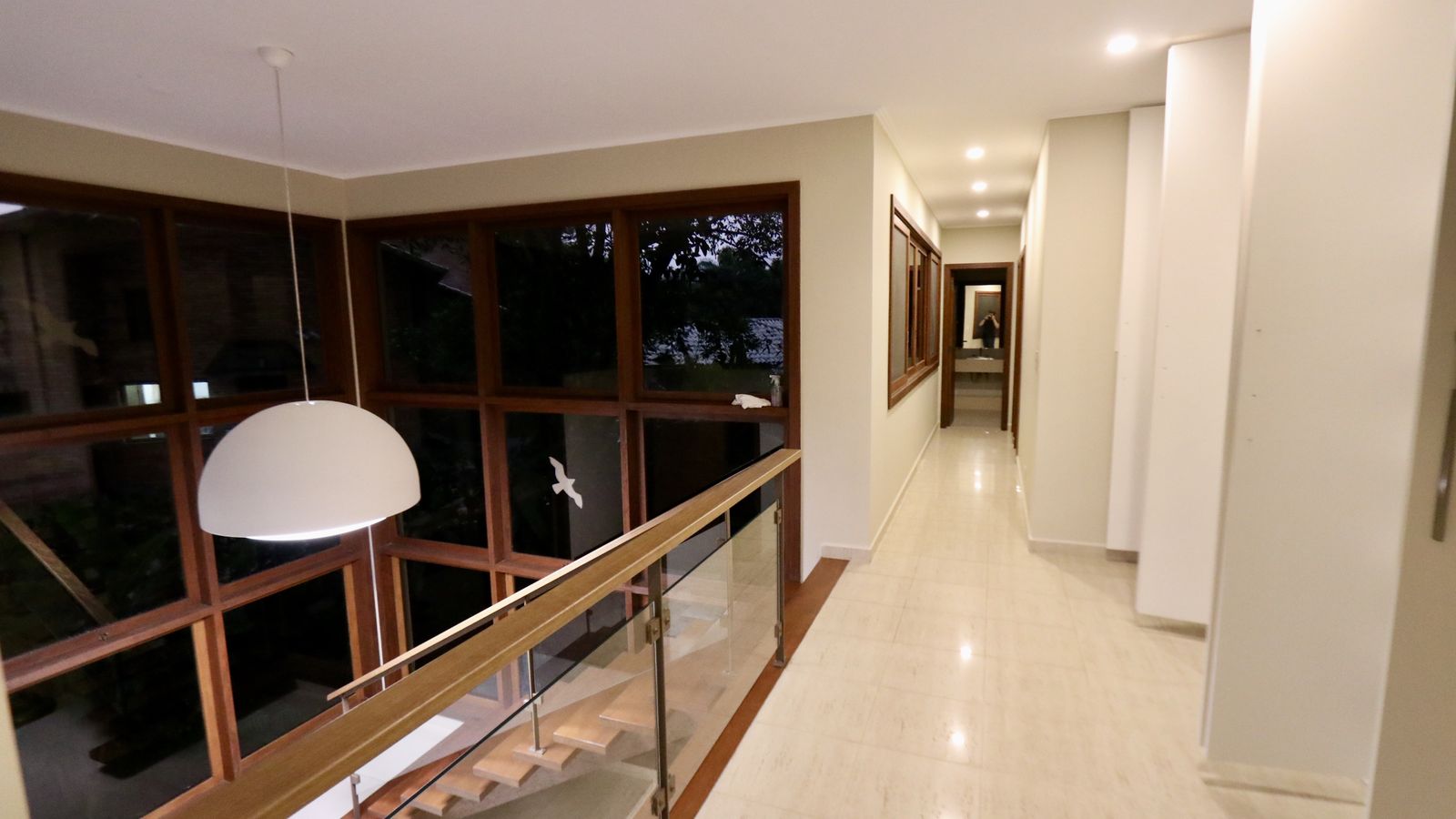 Quarto com armário em madeira e luz natural – Casa 706