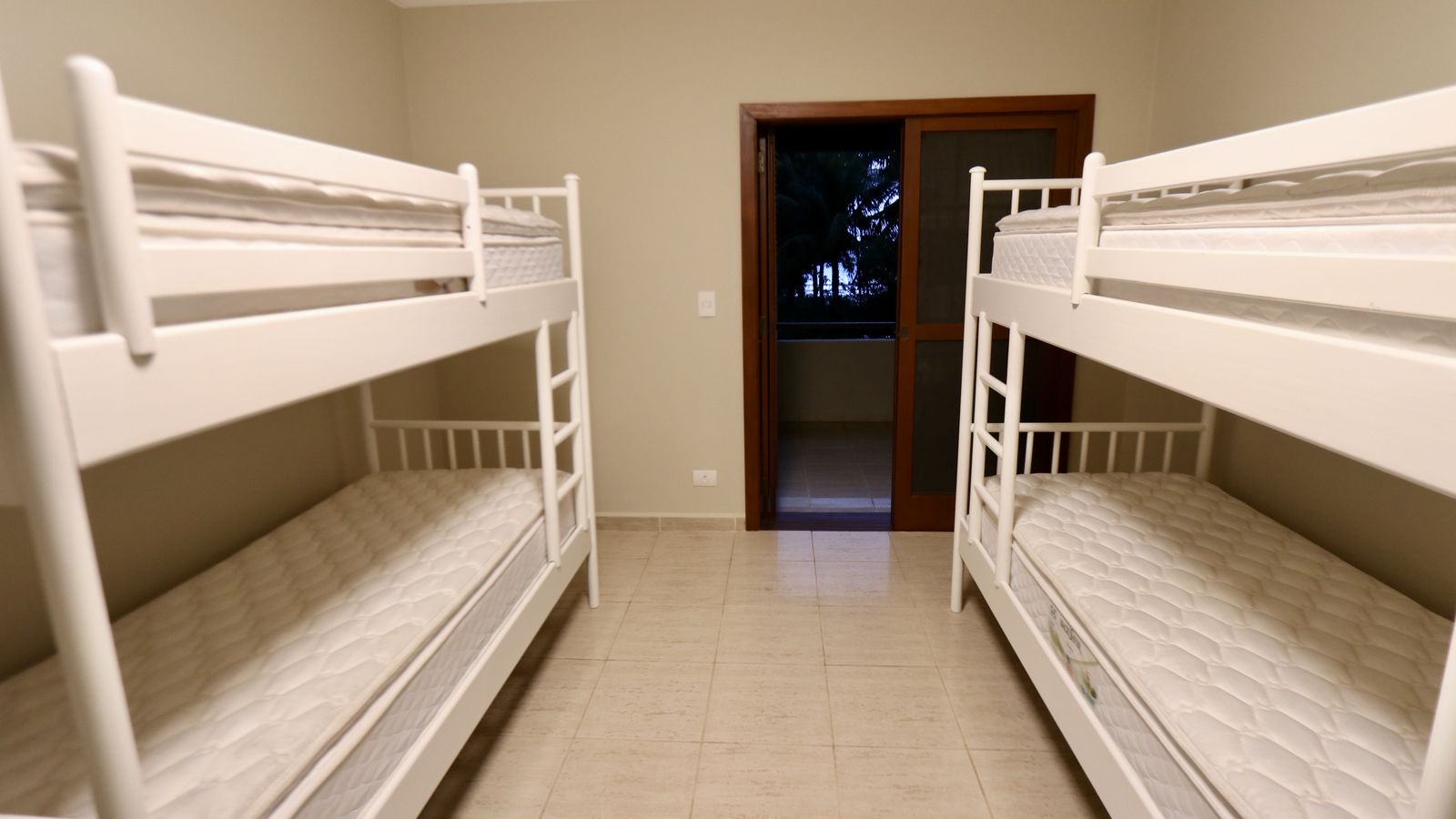 Suíte com abertura para o jardim – Casa 706