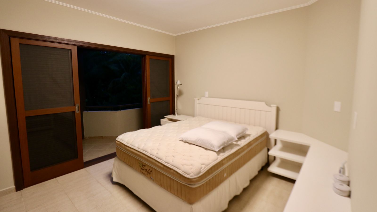 Banheiro com revestimento cerâmico e box de vidro – Casa 706