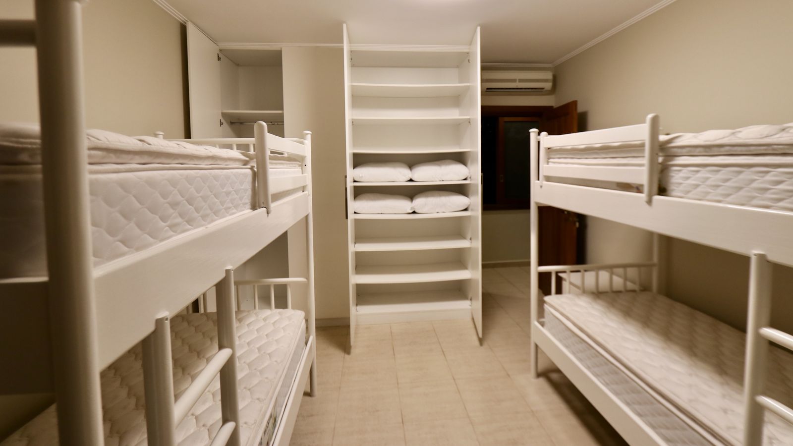 Quarto com mobiliário em madeira clara – Casa 706