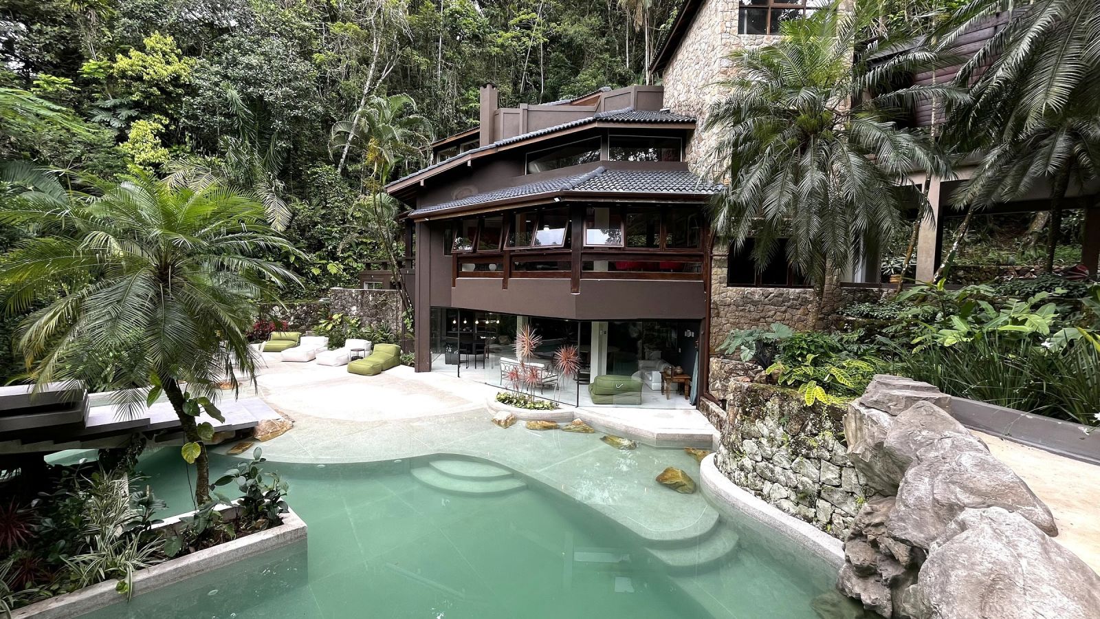 Piscina com a casa ao fundo – Casa 852