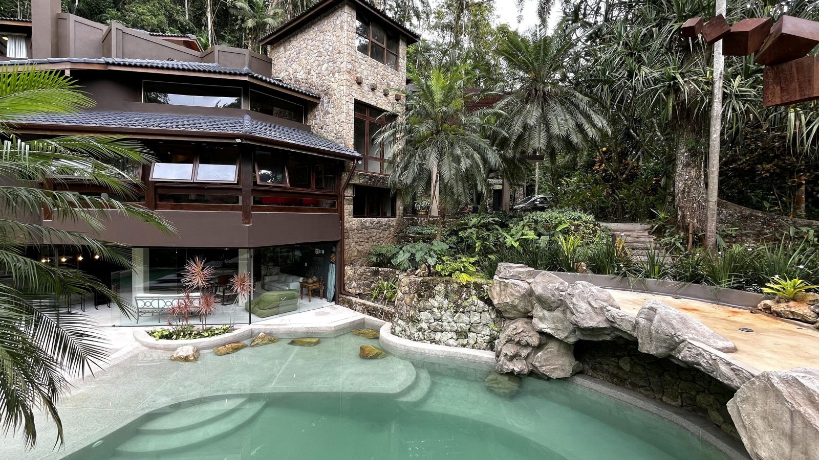 Piscina com gruta de pedras – Casa 852
