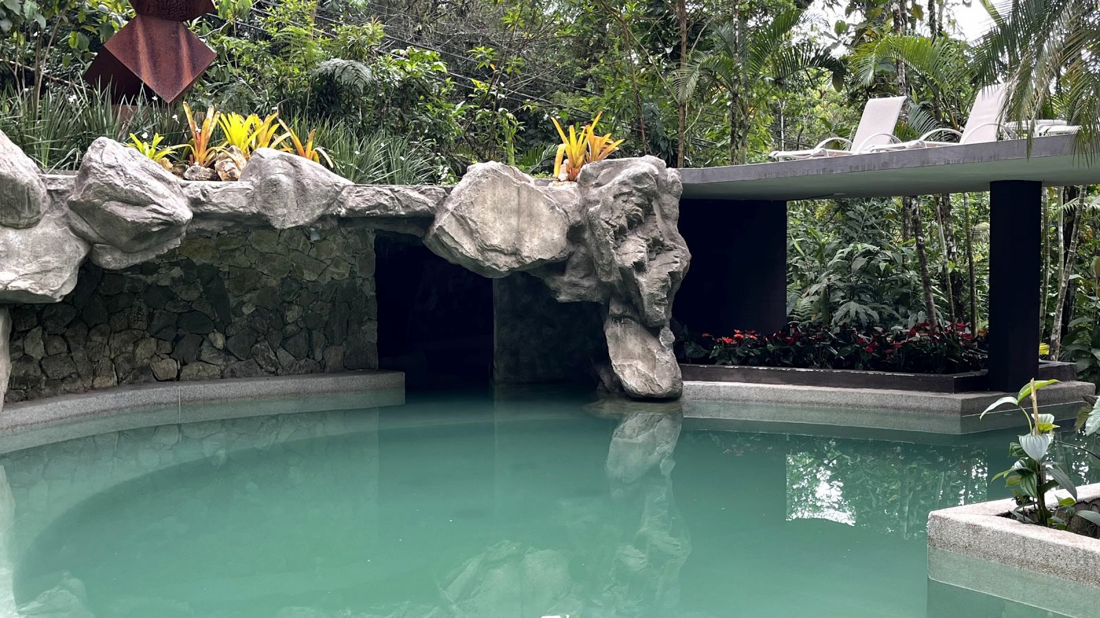 Gruta de pedras na piscina – Casa 852