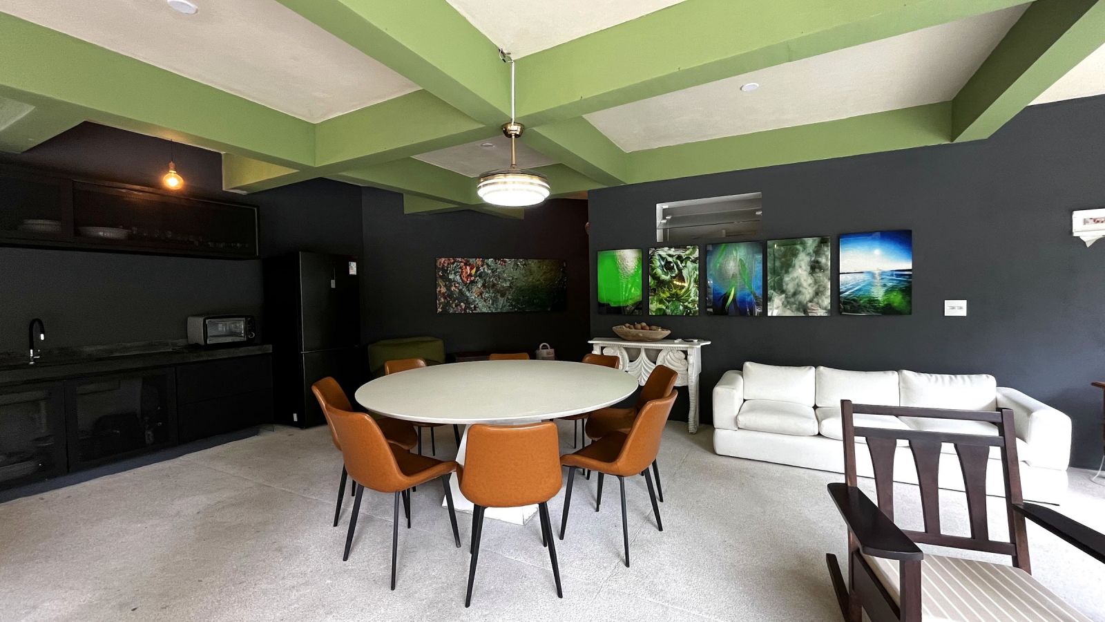 Área gourmet com mesa e estar – Casa 852