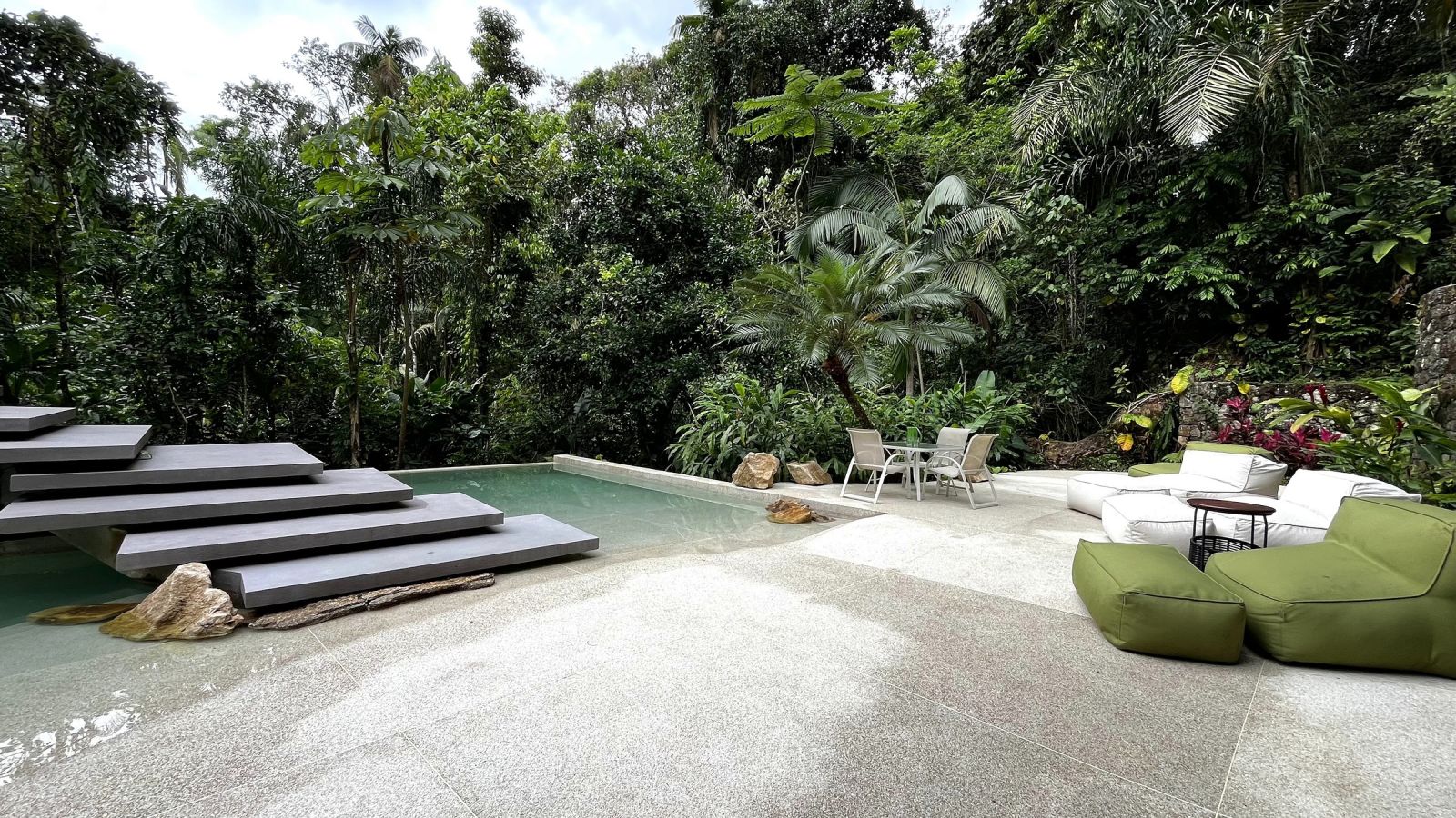 Passarela sobre a piscina – Casa 852