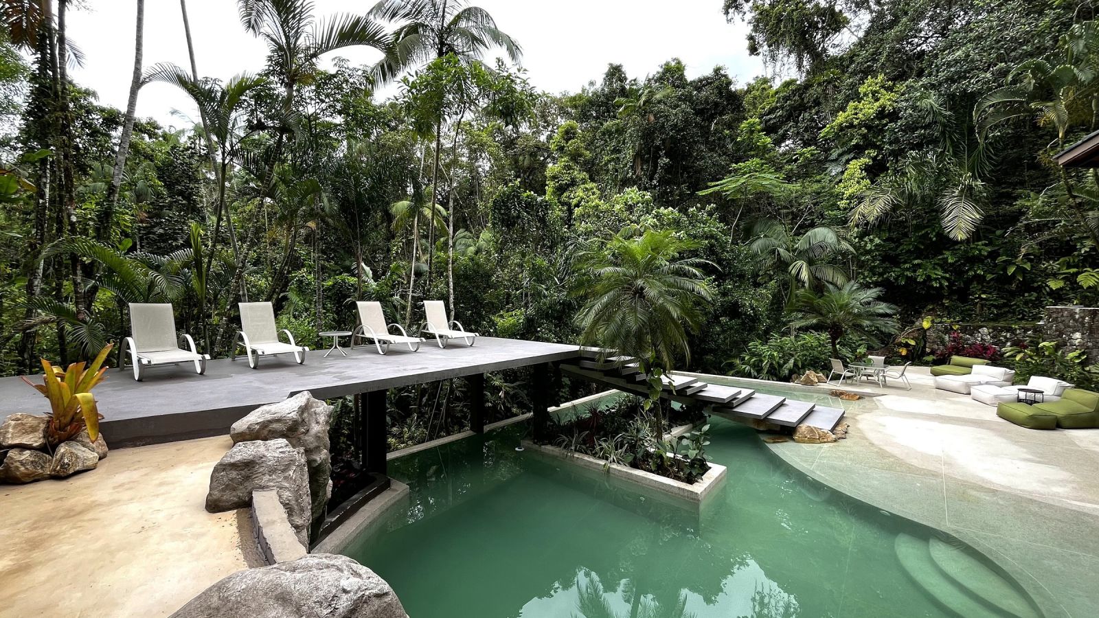 Piscina e deck com espreguiçadeiras – Casa 852