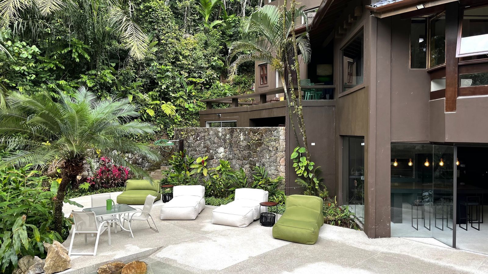 Lounge ao lado da piscina – Casa 852