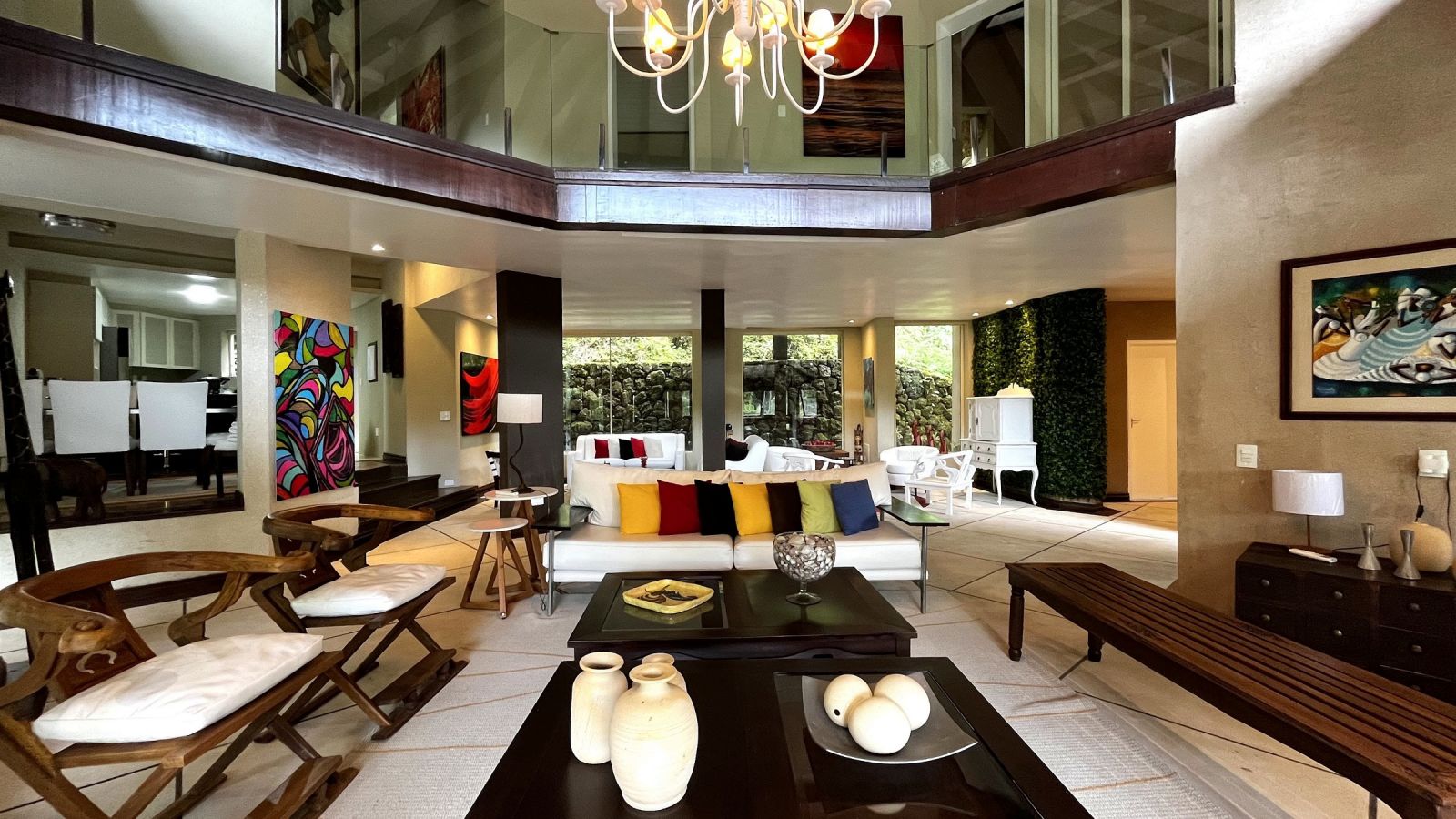 Sala de estar com pé-direito duplo – Casa 852